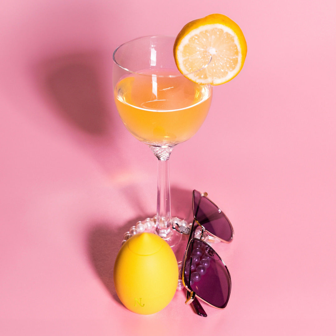 Lemon Clitoral Vibrator – charging setup